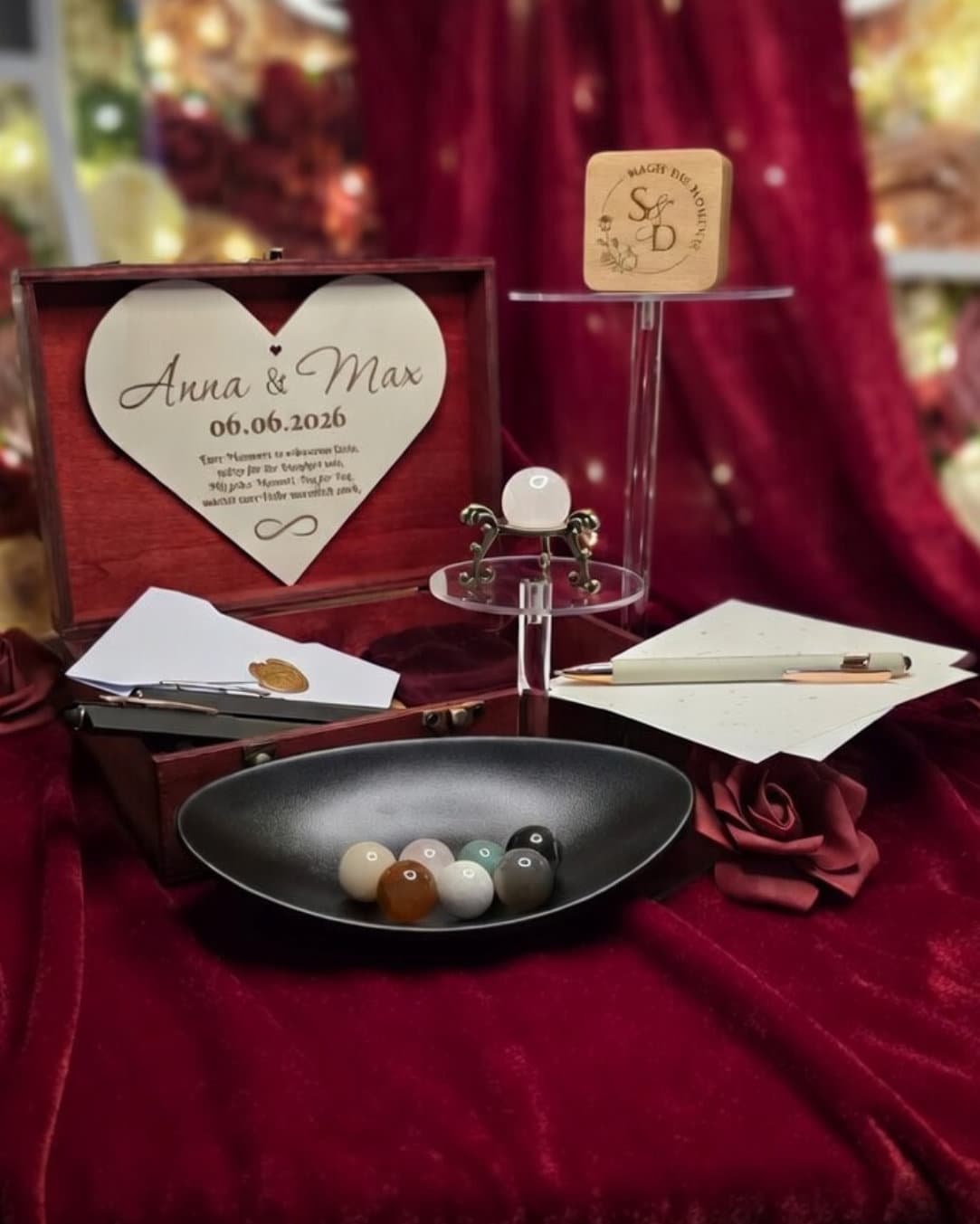 Zeremoniemeisterin begleitet ein Paar bei einer freien Trauung